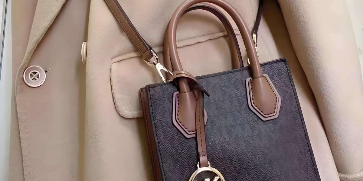 MK 手提包推薦 | 黑色 Michael Kors 風琴包，時髦拿捏住你的風格